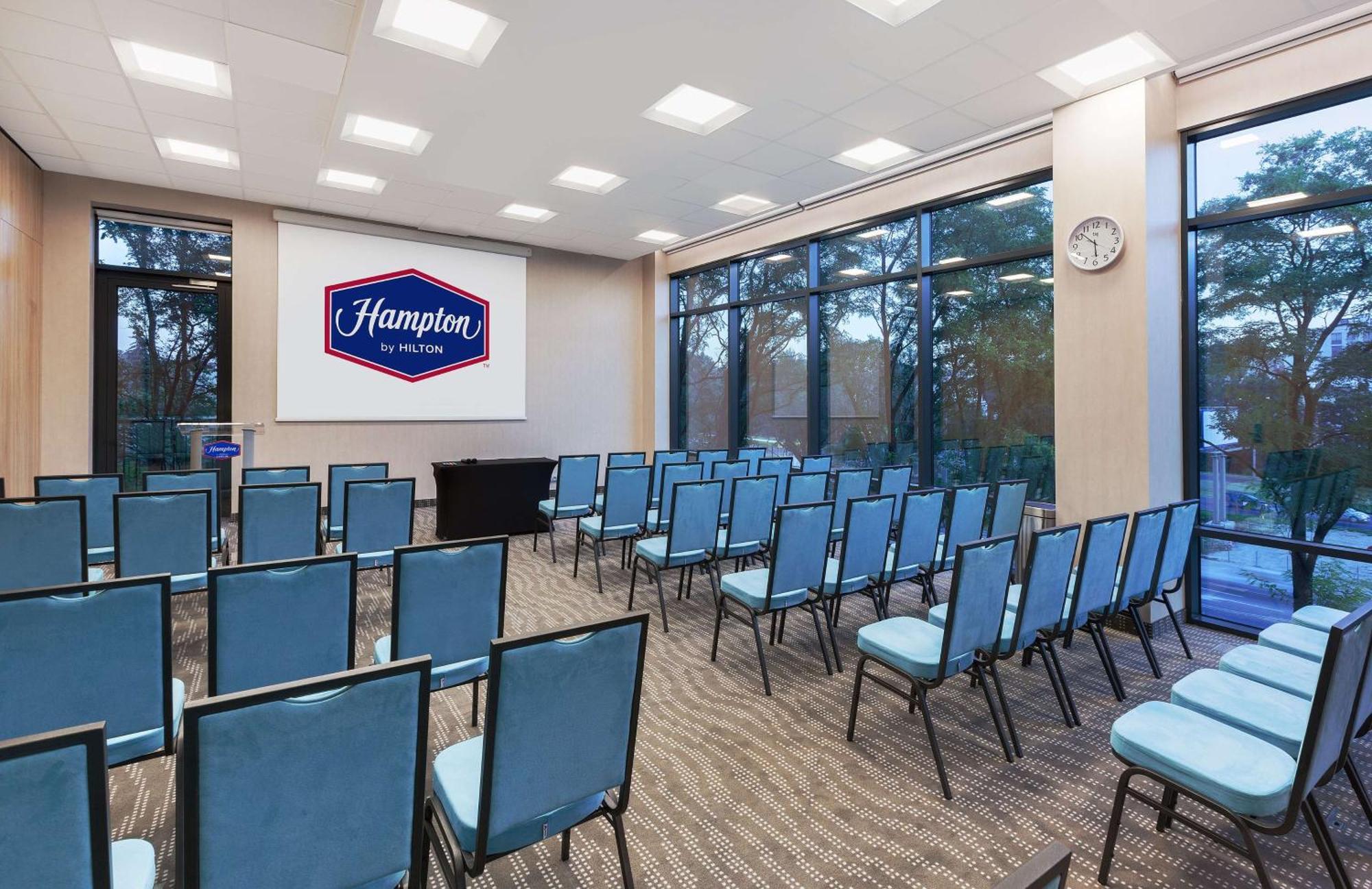 Hampton By Hilton Готель 3*